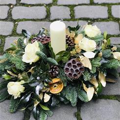 Table centre in whites 